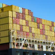 Contêineres multicoloridos empilhados em um navio de carga marítimo.