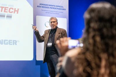 'A indústria brasileira está preparada para atingir seu potencial de produção', declara Galvão de França durante palestra no Petfood Forum Brasil.