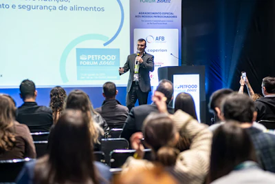 Conferência retorna à São Paulo no formato de seminários no Distrito Anhembi. Na foto: Fabiano Cesar de Sá fala sobre processo de segurança de alimentos na primeira edição do evento, em 2025.