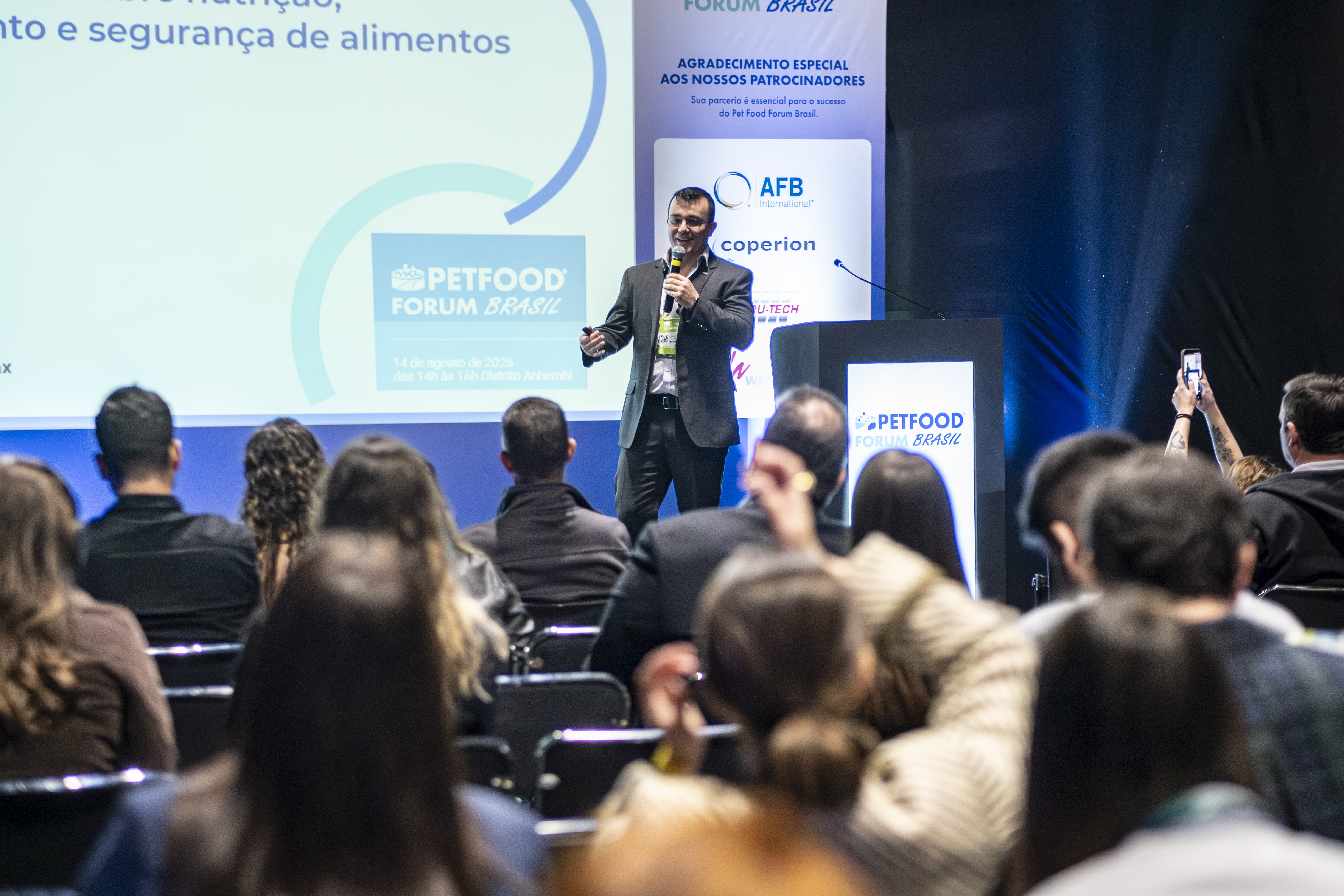 Semin&aacute;rios do Petfood Forum Brasil aconteceram no dia 14 de agosto, das 14h &agrave;s 16h, no Distrito Anhembi, em S&atilde;o Paulo. Na foto: Fabiano C&eacute;sar S&aacute; palestra sobre processos e tecnologias de seguran&ccedil;a de alimentos.