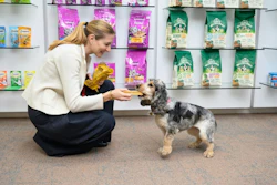 Elisabetta Pierangelo, vice-presidente global de P&D da Mars Pet Nutrition, distribui PEDIGREE Dentastix Light para cães no escritório pet friendly da Mars.