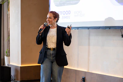 Ally Motta, da Microharvest, aponta a proteína microbiana como alternativa sustentável para as demandas da alimentação pet