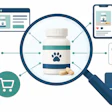 Frasco de suplemento para pets com uma marca de pata, cercado por ícones de marketing digital, incluindo site, aplicativo móvel, hashtag, carrinho de compras, avaliação de cliente e reprodutor de vídeo.